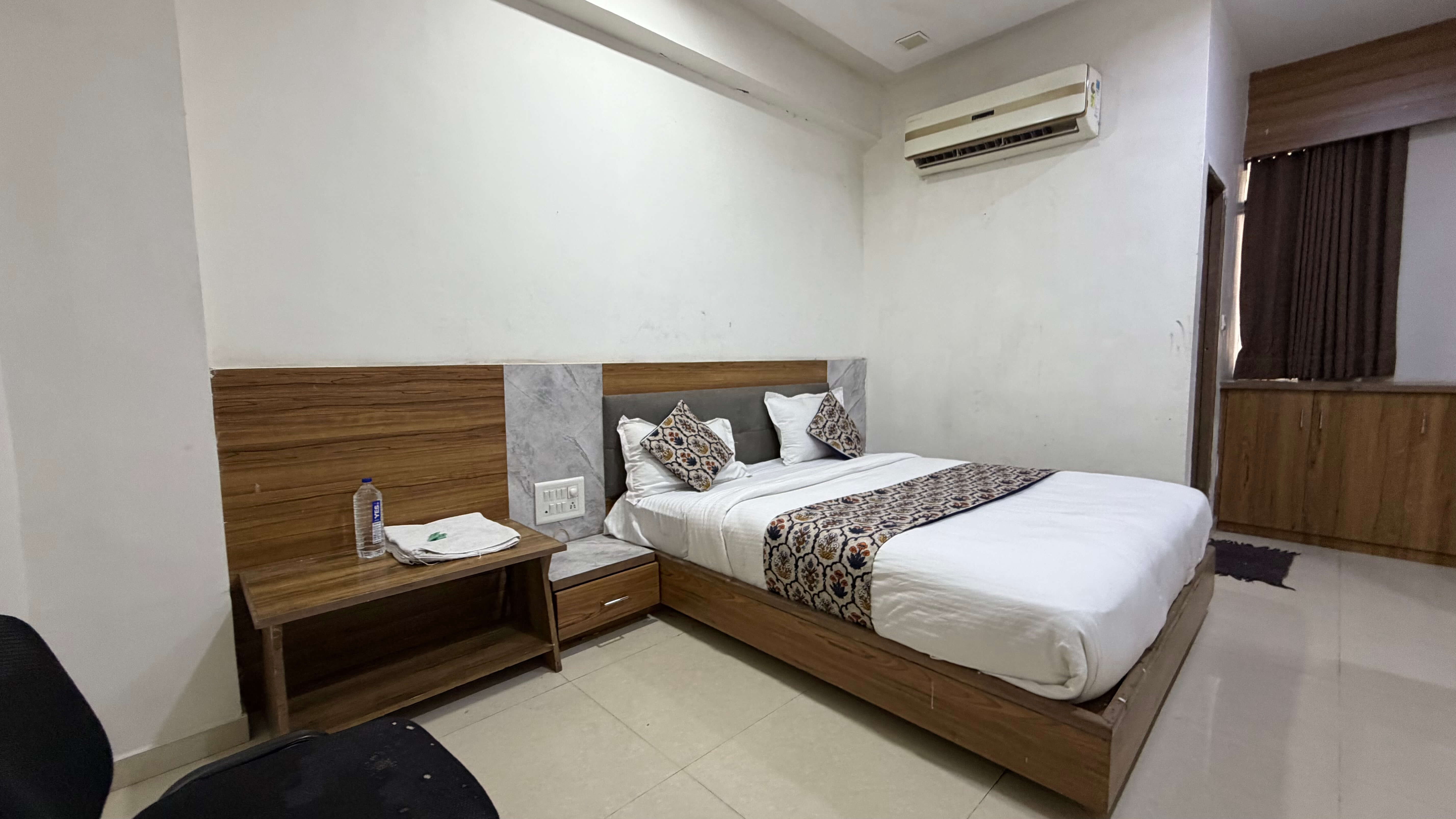 Deluxe Room thumbnail 3