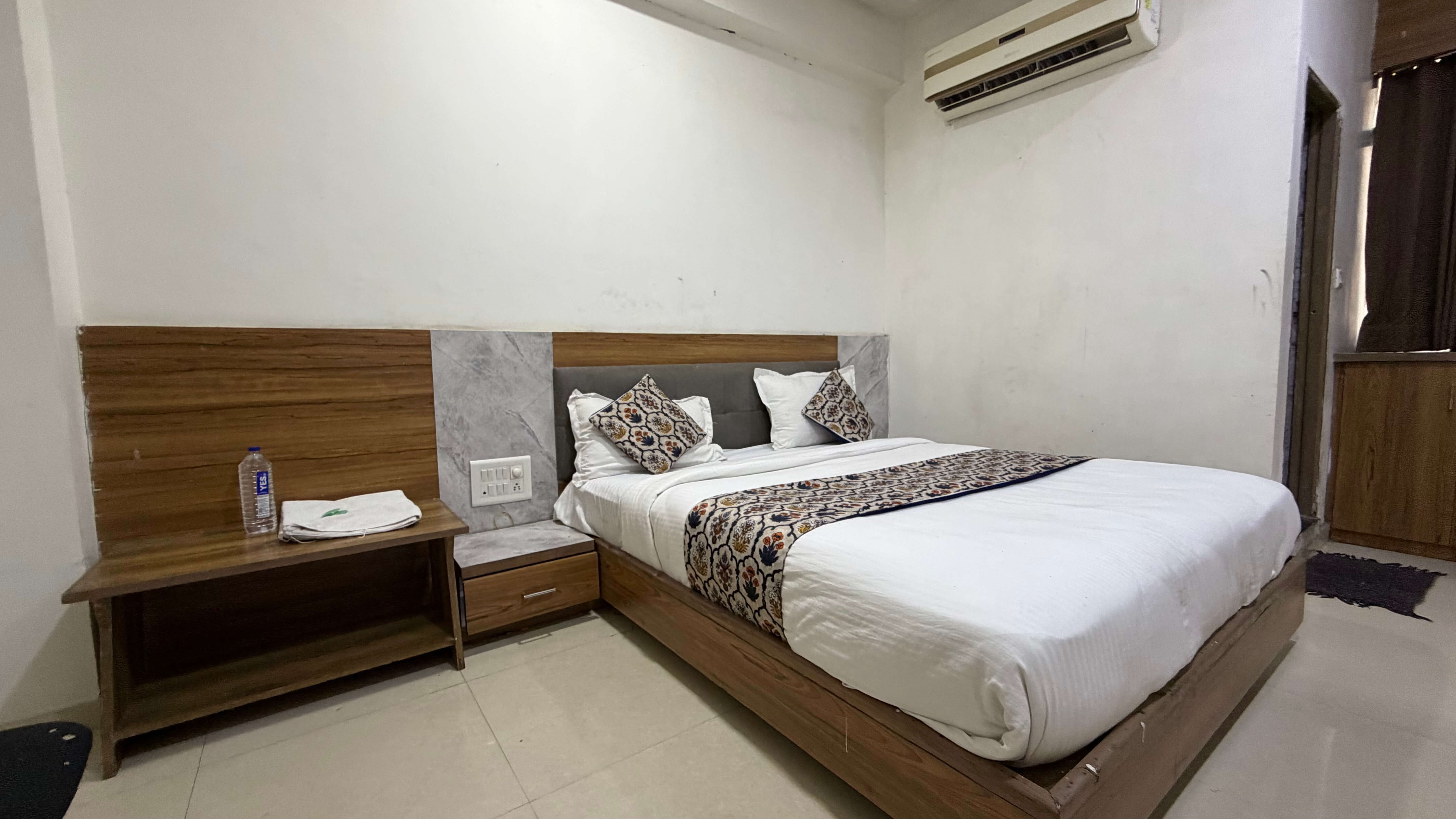 Deluxe Room thumbnail 2